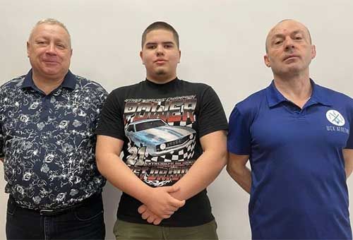 Неадекватного парня, ворвавшегося в челябинскую школу, обезвредили учителя ОБЖ и физкультуры