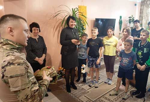 Школьный охранник вернулся с фронта с подарками для детей