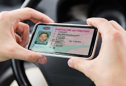 Водителям пока не будут менять бумажные права на электронные удостоверения
