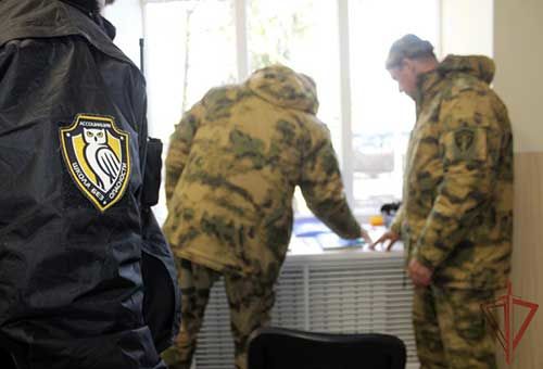 Сотрудники Росгвардии в Херсонской области проинструктировали частных охранников в образовательных учреждениях