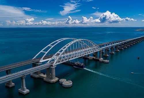 Движение на Крымском мосту закрыли из-за ЧП