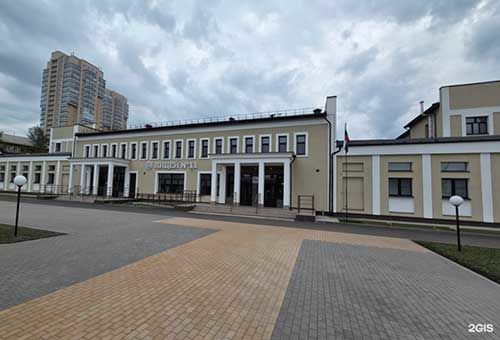Охранника красноярской школы отстранили от работы после конфликта из-за сменки