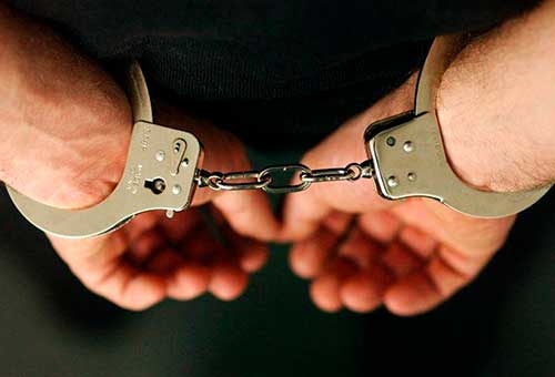 В Шахтах полицейские совместно с сотрудниками охранного предприятия задержали подозреваемого в краже из домовладения