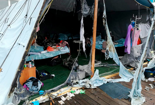 Начальник сгоревшего лагеря заявил о совете властей купить палатки