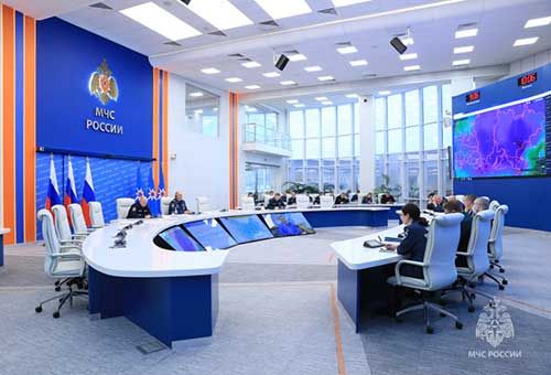 Оперативную обстановку обсудили в МЧС России