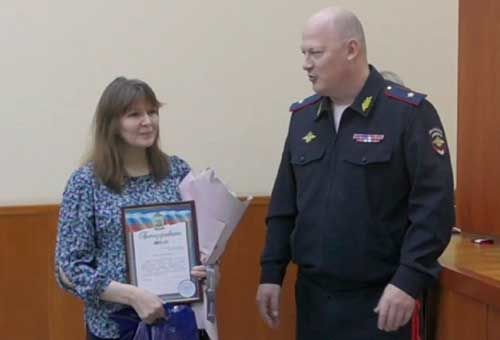 Сотрудница ЧОП спасла пенсионерку от аферистов