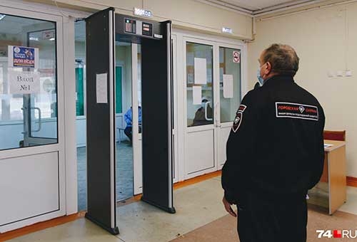В Казани продолжаются работы по обеспечению безопасности в учебных учреждениях.